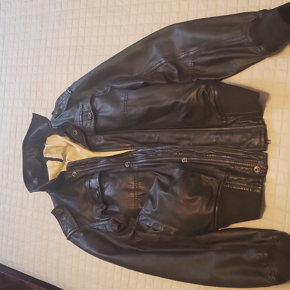 Diesel Leather jacket, unisex , gives you a thinner look ,something I didn't lik - Picture 6 of 6